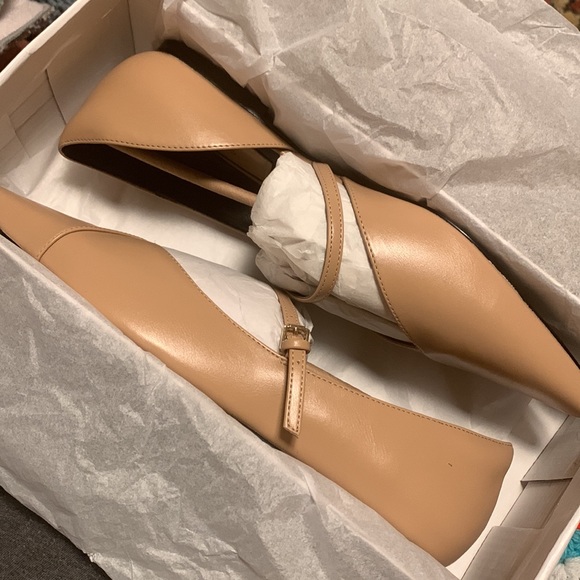 NEW IN BOX pointed toe flats - Picture 3 of 3